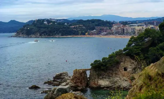 Costa Brava pogoda - Kiedy jechać? Wybierz idealny miesiąc!